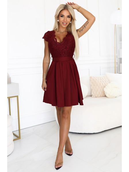 numoco Čipkaste haljine ANNA s izrezom i proširenom suknjom - vinsko crvene