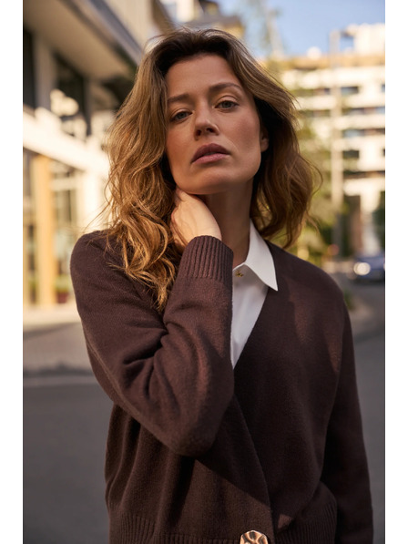 Moodo Smeđi kardigan s dekorativnim gumbom Moodo