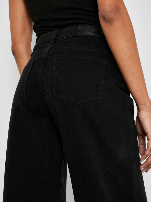 Noisy May Amanda Traperice