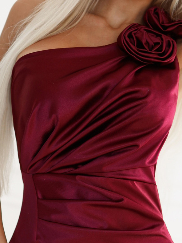 numoco Duga satenska haljina na jedno rame s ružama - bordo Numoco AURORA