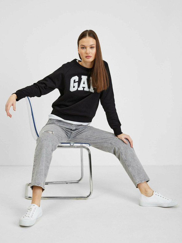 GAP Dukserica s metalik logom GAP