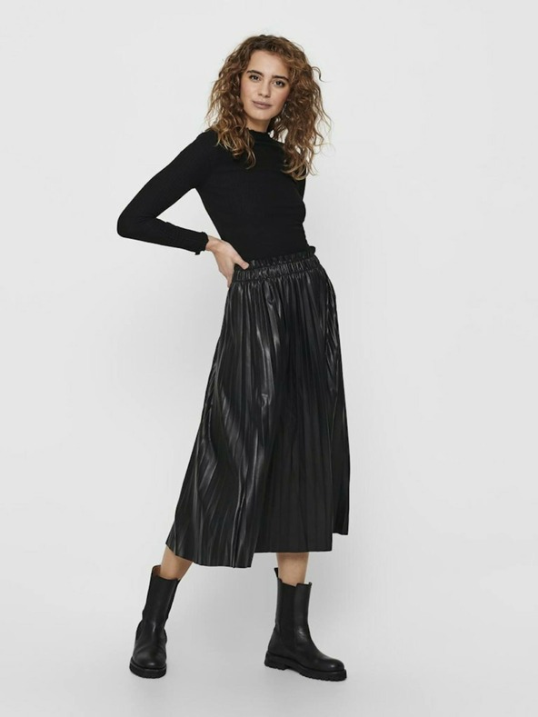 ONLY Crna rebrasta majica ONLY Emma