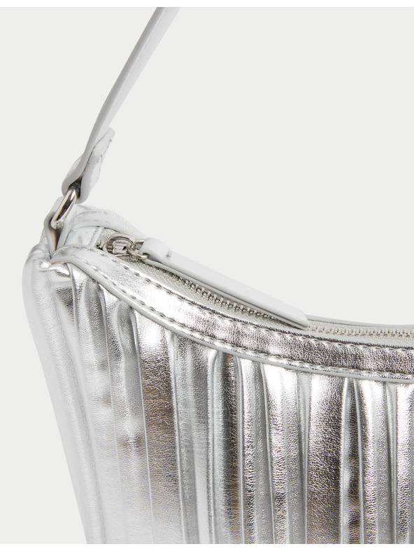 Marks & Spencer Nabrana torba preko ramena od umjetne kože Marks & Spencer srebrna