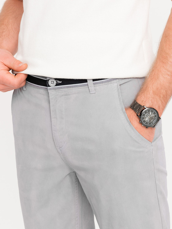 Ombre Clothing Svijetlo sive muške chino hlače s ukrasnim remenom Ombre Clothing