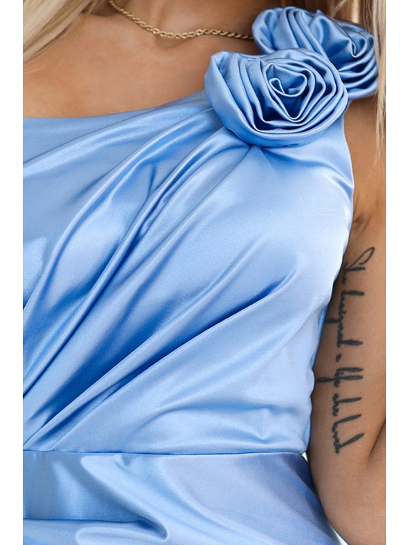 numoco 580-4 AURORA duga satenska haljina na jedno rame s ružama - svijetlo plava boja