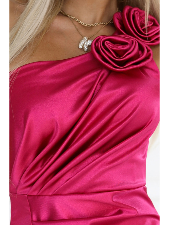 numoco AURORA Satenasta duga haljina na jedno rame s ružom i prorezom | Ružičasta