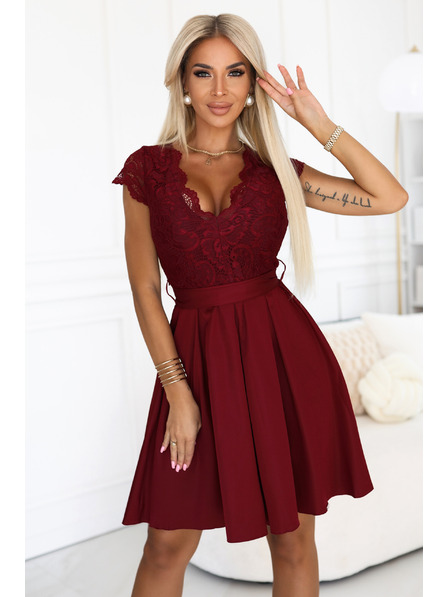 numoco Čipkaste haljine ANNA s izrezom i proširenom suknjom - vinsko crvene