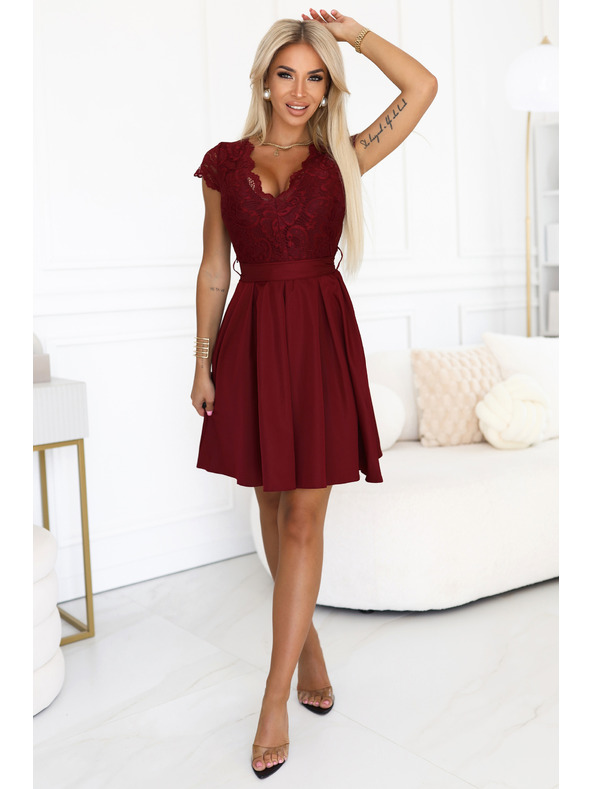 numoco Čipkaste haljine ANNA s izrezom i proširenom suknjom - vinsko crvene