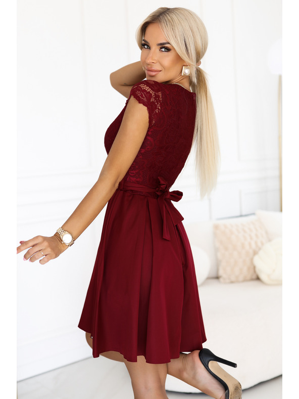numoco Čipkaste haljine ANNA s izrezom i proširenom suknjom - vinsko crvene