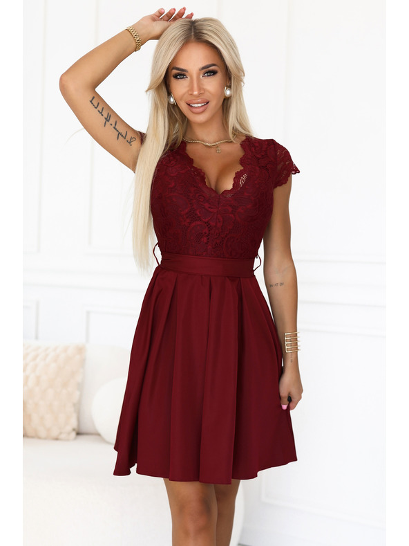 numoco Čipkaste haljine ANNA s izrezom i proširenom suknjom - vinsko crvene