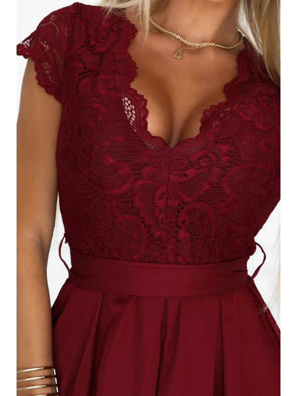 numoco Čipkaste haljine ANNA s izrezom i proširenom suknjom - vinsko crvene