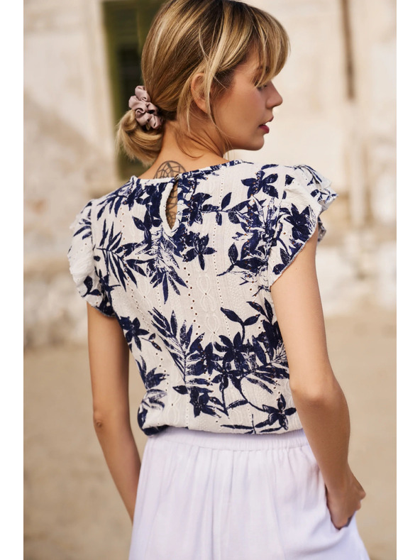 Moodo Ženska majica Moodo – bijela s plavim cvjetovima