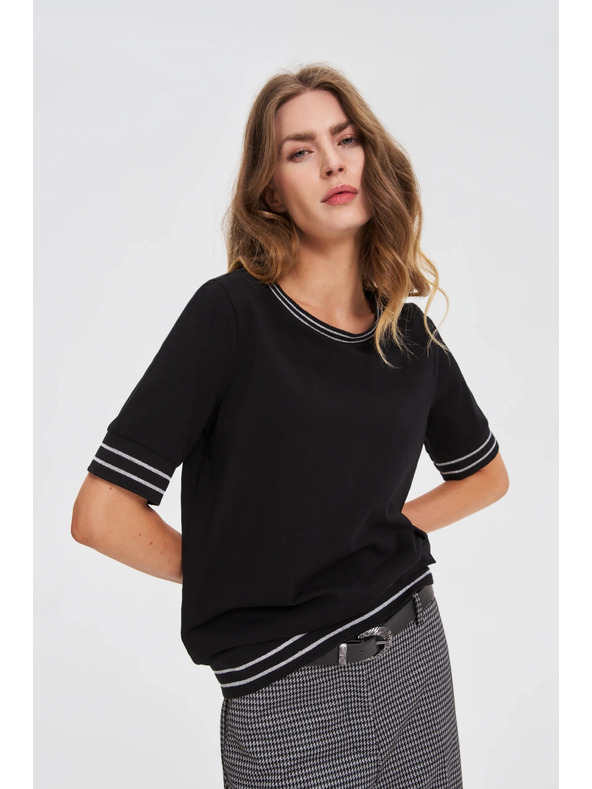 Moodo Crni top s kontrastnim rubom Moodo