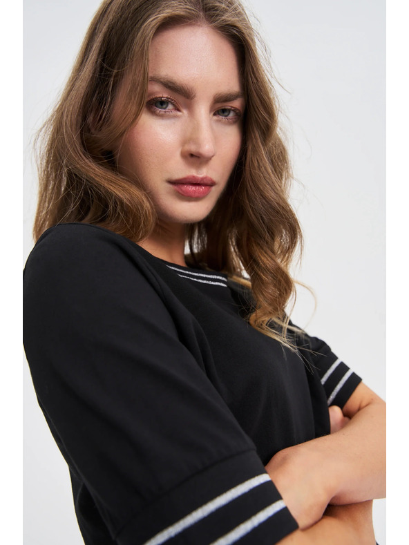 Moodo Crni top s kontrastnim rubom Moodo