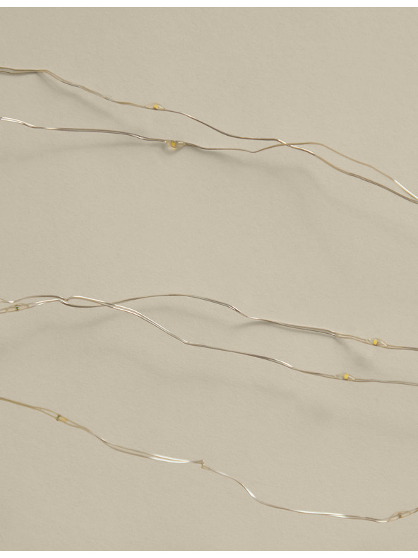 Marks & Spencer Toplo bijelo žičano LED svijetlo na baterije Marks & Spencer srebrna