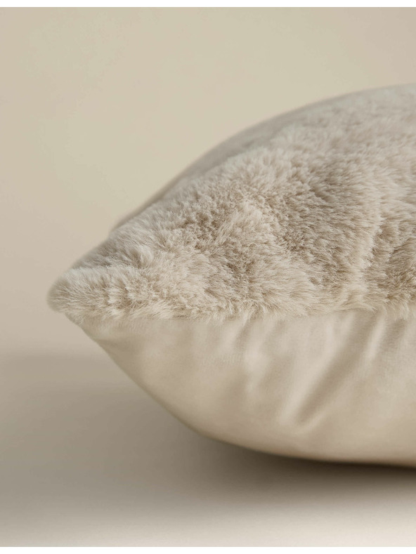 Marks & Spencer Iznimno meki jastučić od umjetnog krzna Marks & Spencer krem