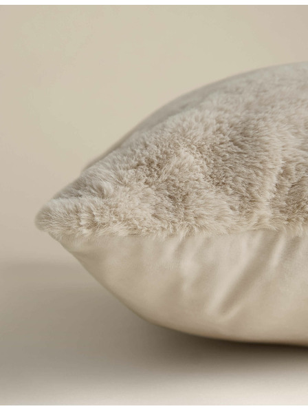 Marks & Spencer Iznimno meki jastučić od umjetnog krzna Marks & Spencer krem
