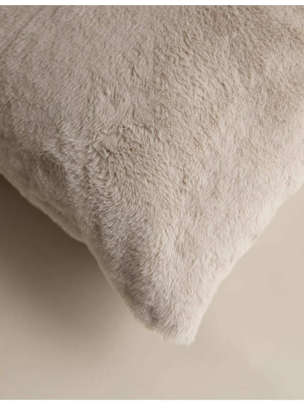 Marks & Spencer Iznimno meki jastučić od umjetnog krzna Marks & Spencer krem
