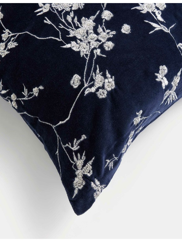 Marks & Spencer Baršunasti jastučić s izvezenim cvjetovima trešnje Marks & Spencer mornarsko plava