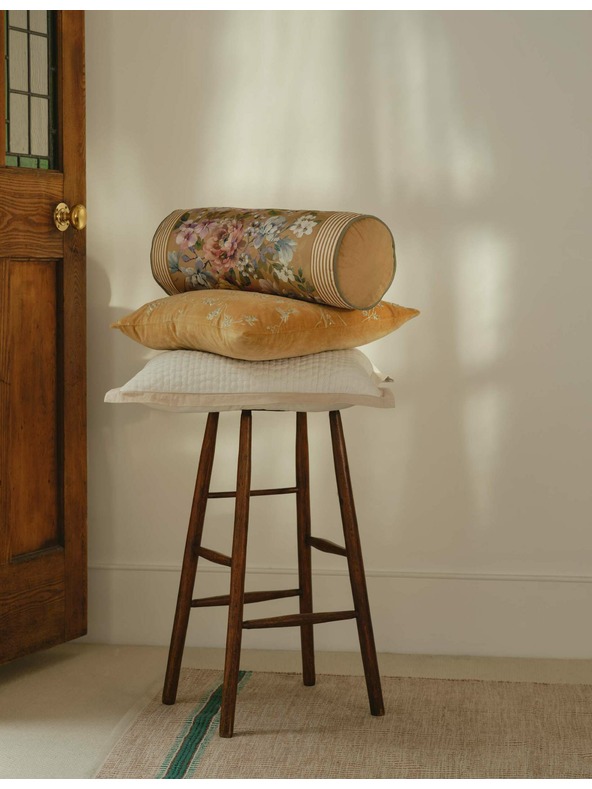 Marks & Spencer Baršunasti jastučić s izvezenim cvjetovima trešnje Marks & Spencer zlatna