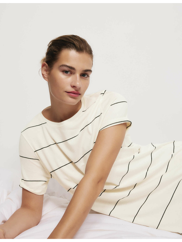 Marks & Spencer Prugasta noćna košulja s tehnologijom Cool Comfort™ Marks & Spencer smetanasta