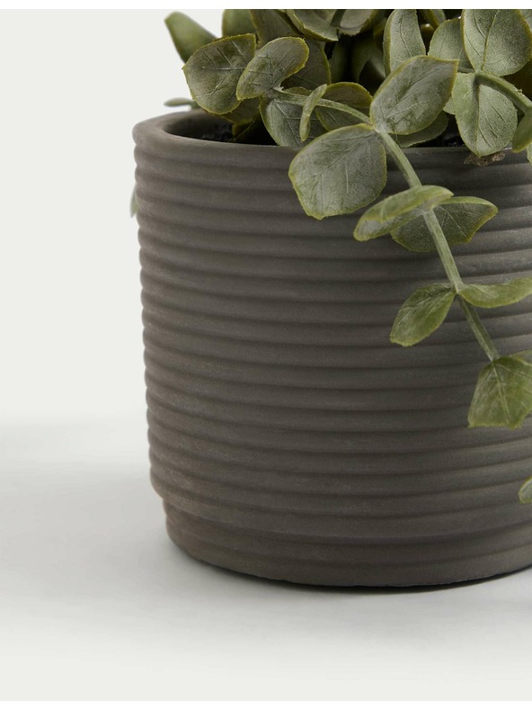 Marks & Spencer Umjetni viseći svijećnjak u betonskoj posudi Marks & Spencer zelena