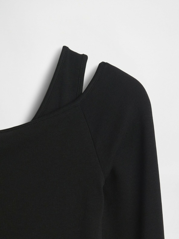 GAP Top s golim ramenima GAP