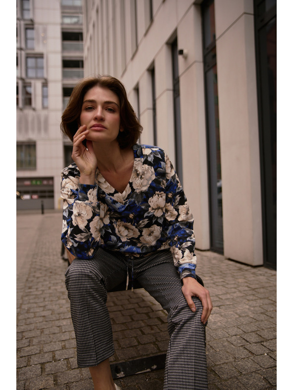 Moodo Cvjetna dukserica s V-izrezom crna Moodo