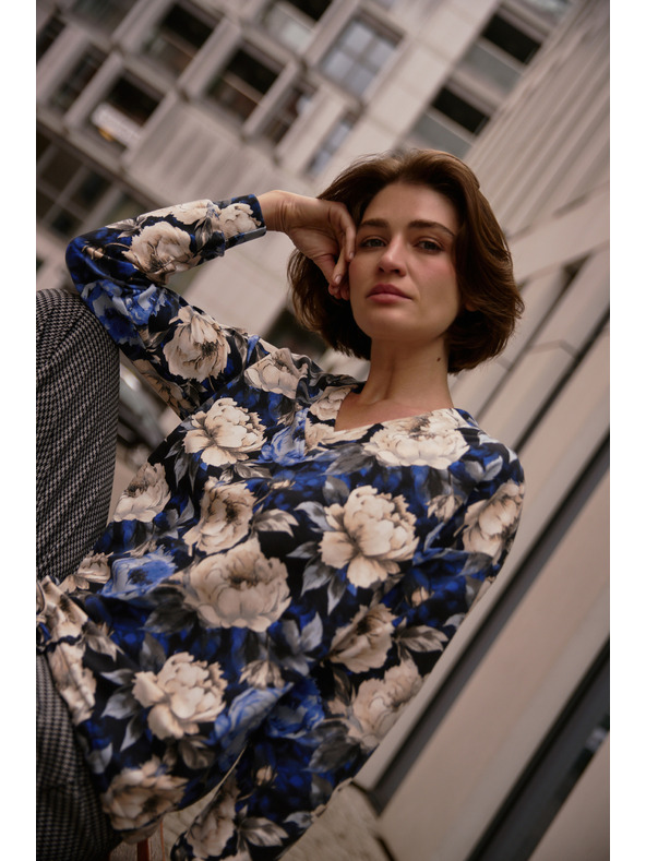 Moodo Cvjetna dukserica s V-izrezom crna Moodo