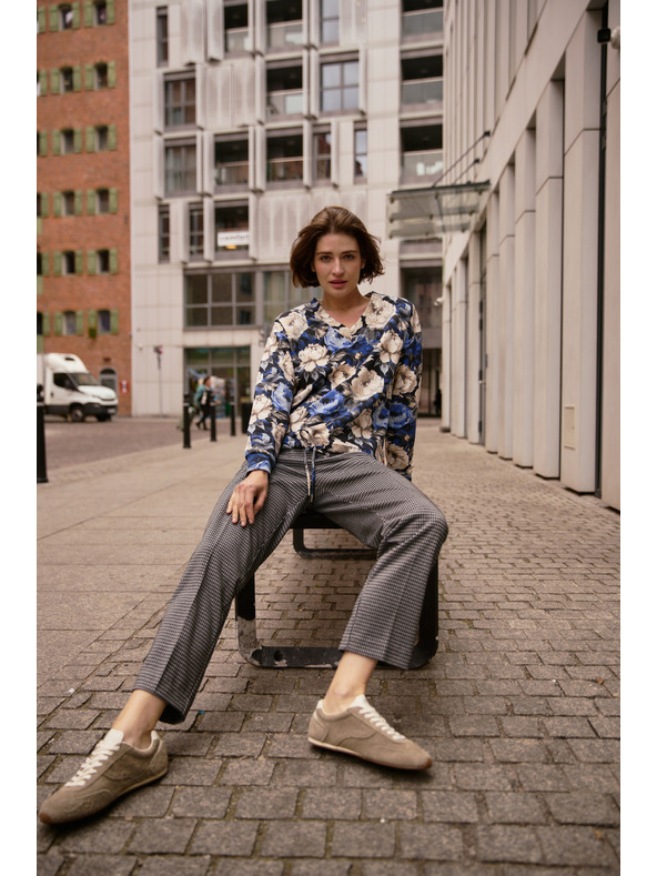 Moodo Cvjetna dukserica s V-izrezom crna Moodo