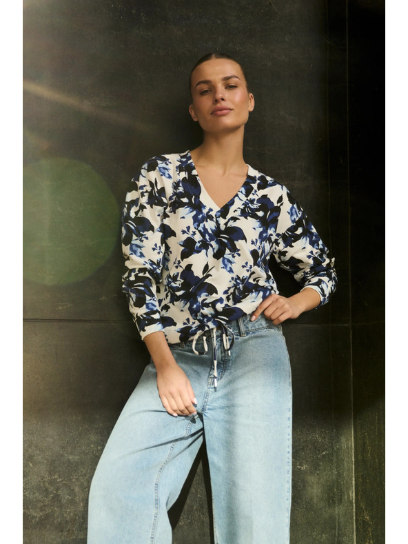 Moodo Cvjetna dukserica s V-izrezom bijela Moodo