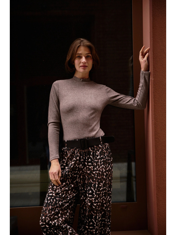 Moodo Smeđa majica sa stojećim ovratnikom Moodo