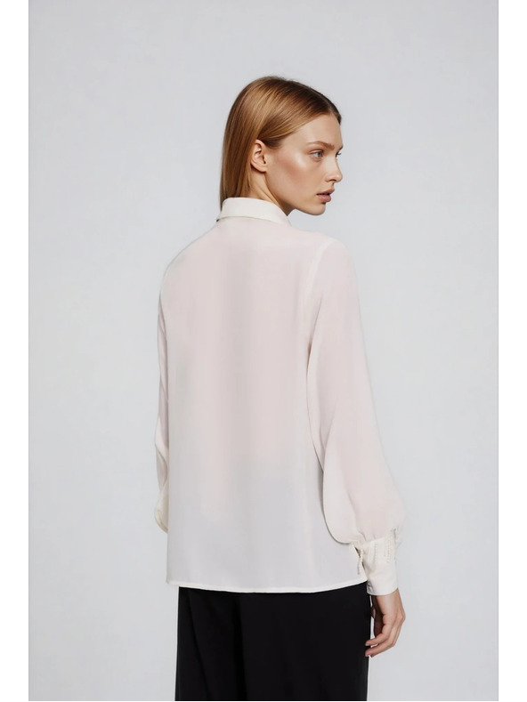 Moodo Bijela košulja s perlicama na rukavu Moodo