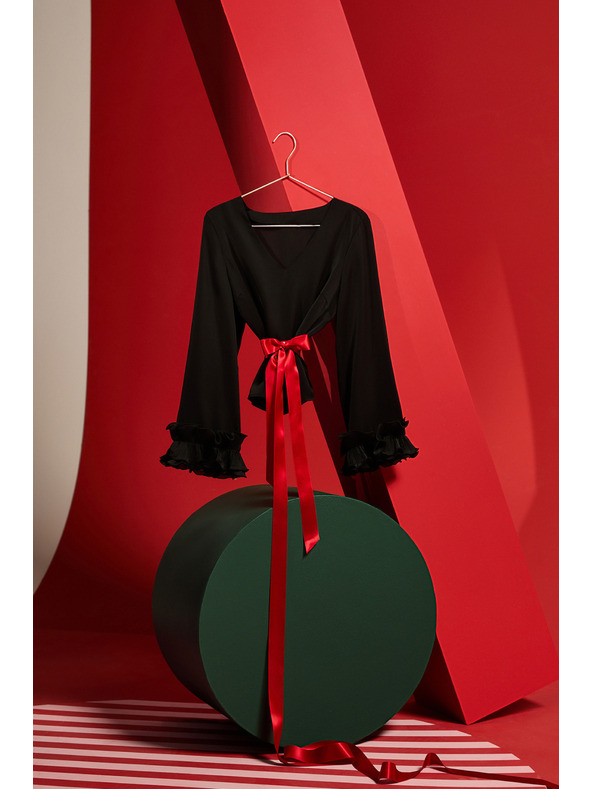 Moodo Crna košulja s volanima na rukavima Moodo