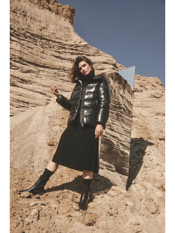 Moodo Kratka prošivena crna jakna s kapuljačom Moodo