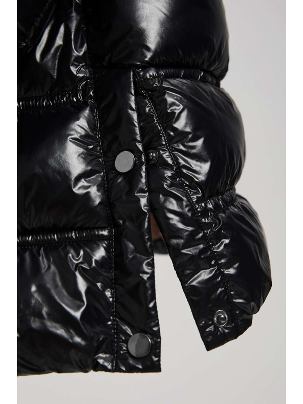 Moodo Kratka prošivena crna jakna s kapuljačom Moodo