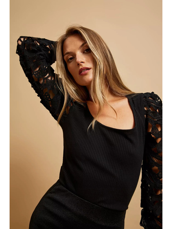 Moodo Crna majica s čipkastim rukavima Moodo