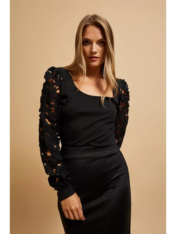 Moodo Crna majica s čipkastim rukavima Moodo