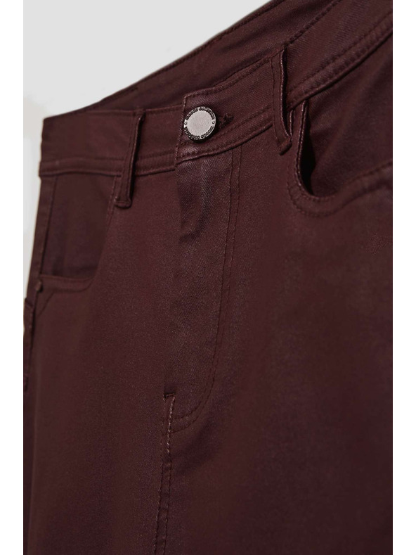 Moodo Voštane uske hlače u kestenjastoj boji Moodo