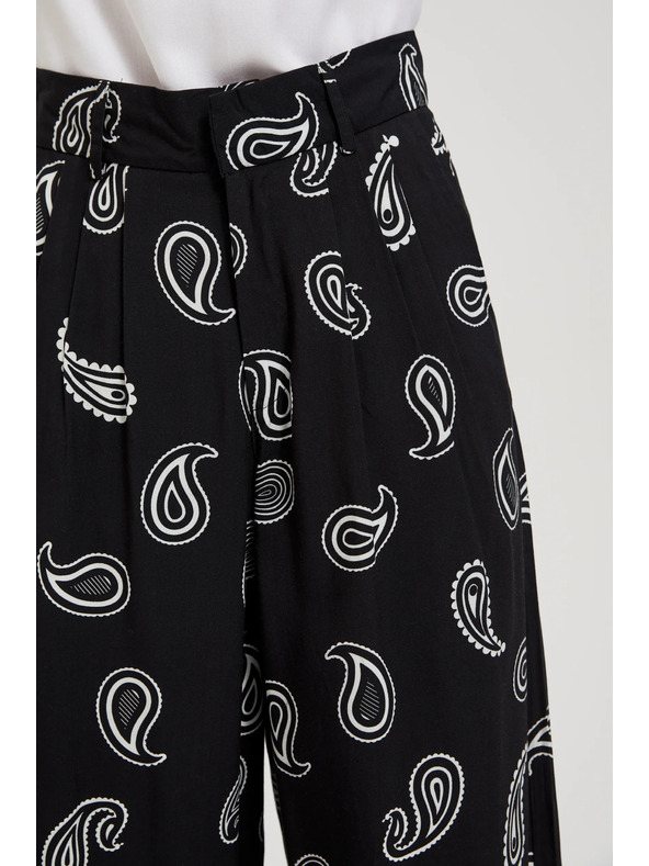 Moodo Crne hlače s blagim uzorkom Moodo