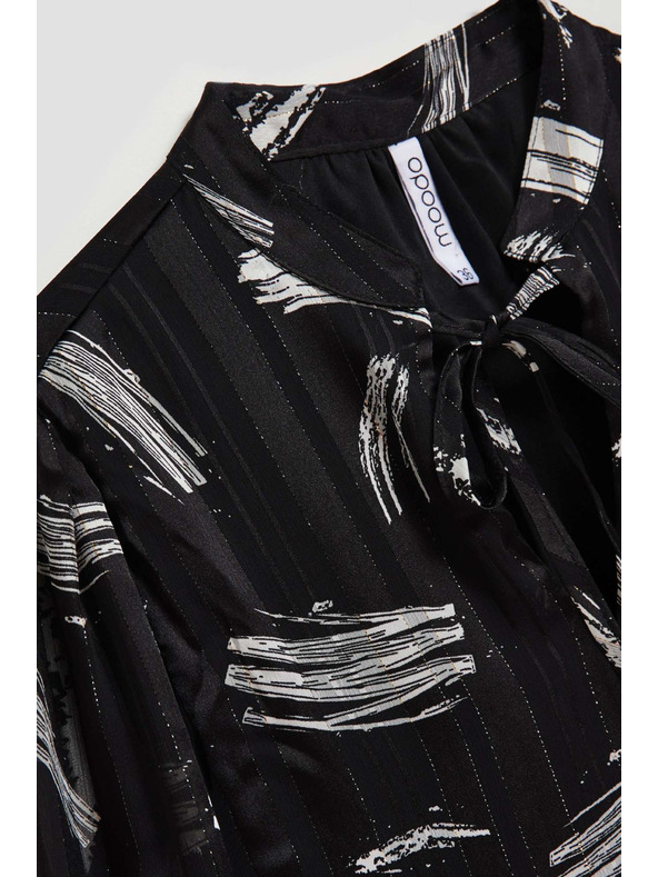 Moodo Crna košulja Moodo s vezanim izrezom