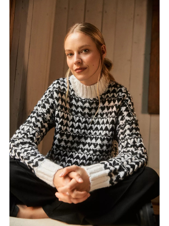 Moodo Pulover s visokim ovratnikom crno-bijeli Moodo