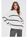 Moodo Bijeli pulover s prugama i spuštenom linijom ramena Moodo