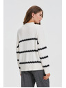 Moodo Bijeli pulover s prugama i spuštenom linijom ramena Moodo