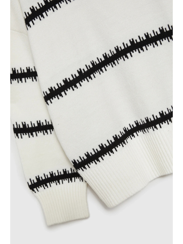 Moodo Bijeli pulover s prugama i spuštenom linijom ramena Moodo