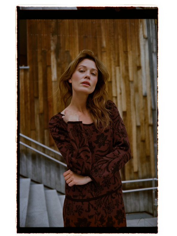 Moodo Smeđi džemper s biljnim uzorkom Moodo