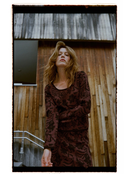 Moodo Smeđi džemper s biljnim uzorkom Moodo