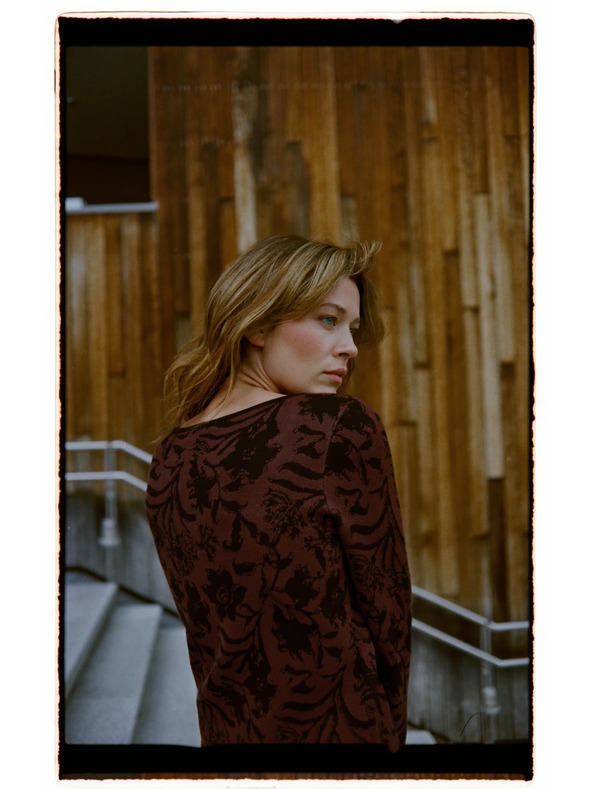 Moodo Smeđi džemper s biljnim uzorkom Moodo