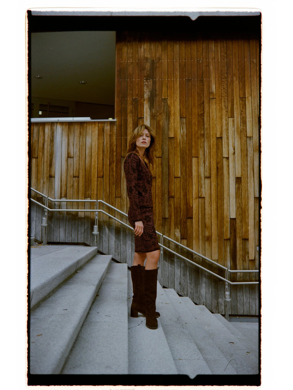 Moodo Smeđi džemper s biljnim uzorkom Moodo