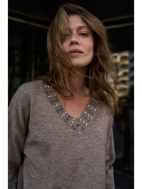 Moodo Smeđi džemper s dekorativnim izrezom Moodo